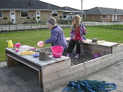 27. April - Mille og Micha i sandkassen